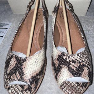 NIB Clark's Artisan Oriena- Currant leather wedge sandal- natural 6 1/2